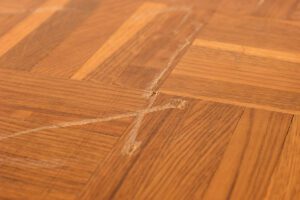 Graffi sul parquet: come evitare che il tuo pavimento in legno si graffi.